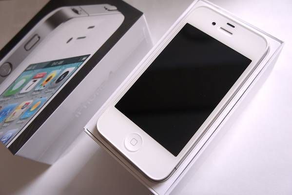 ��������Ƚ��:�� iPhone 4 32GB �ۥ磻�� MC606J/A