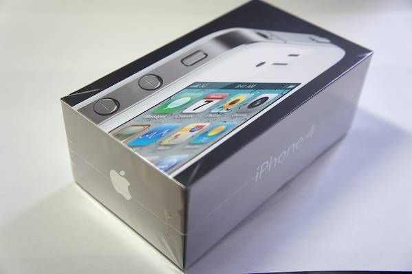 ��������Ƚ��:�� iPhone 4 32GB �ۥ磻�� MC606J/A