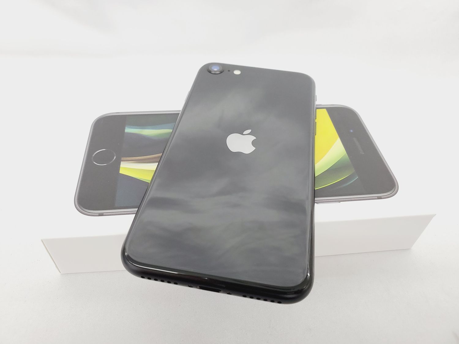 ムスビー｜大黒屋□解除済au iPhone SE2 64GB 美品 判定○ 902132258 