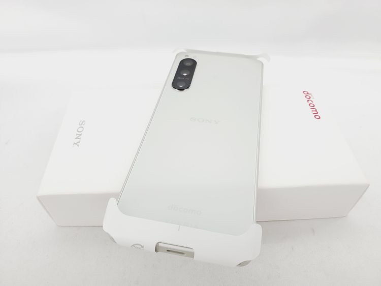 白ロム 覆り docomo SIMロック解除済 SONY Xperia 5 64GB Android11 