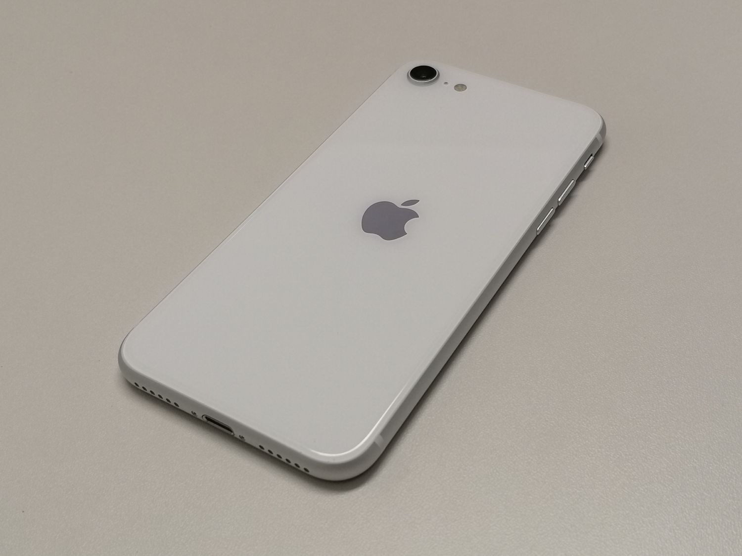 ムスビー｜☆利用制限○☆docomo iPhone SE(第2世代) 64GB ホワイト 