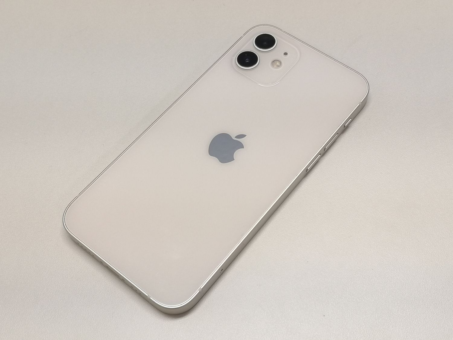 ムスビー｜☆利用制限○☆docomo iPhone 12 128GB ホワイト SIMロック 