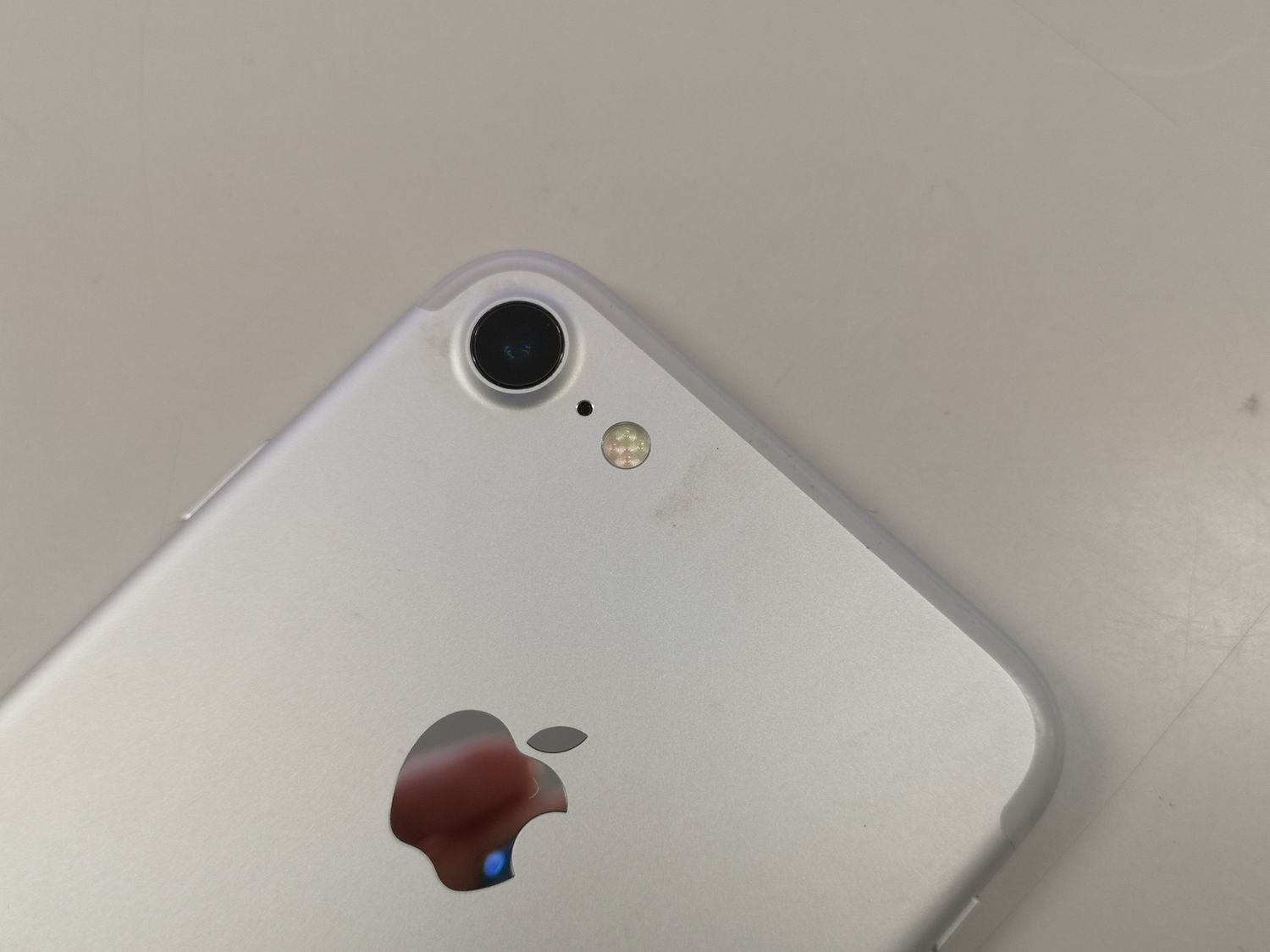 iPhone7 本体 128G中古 シルバー 美品 利用制限○ docomo ムスビー 