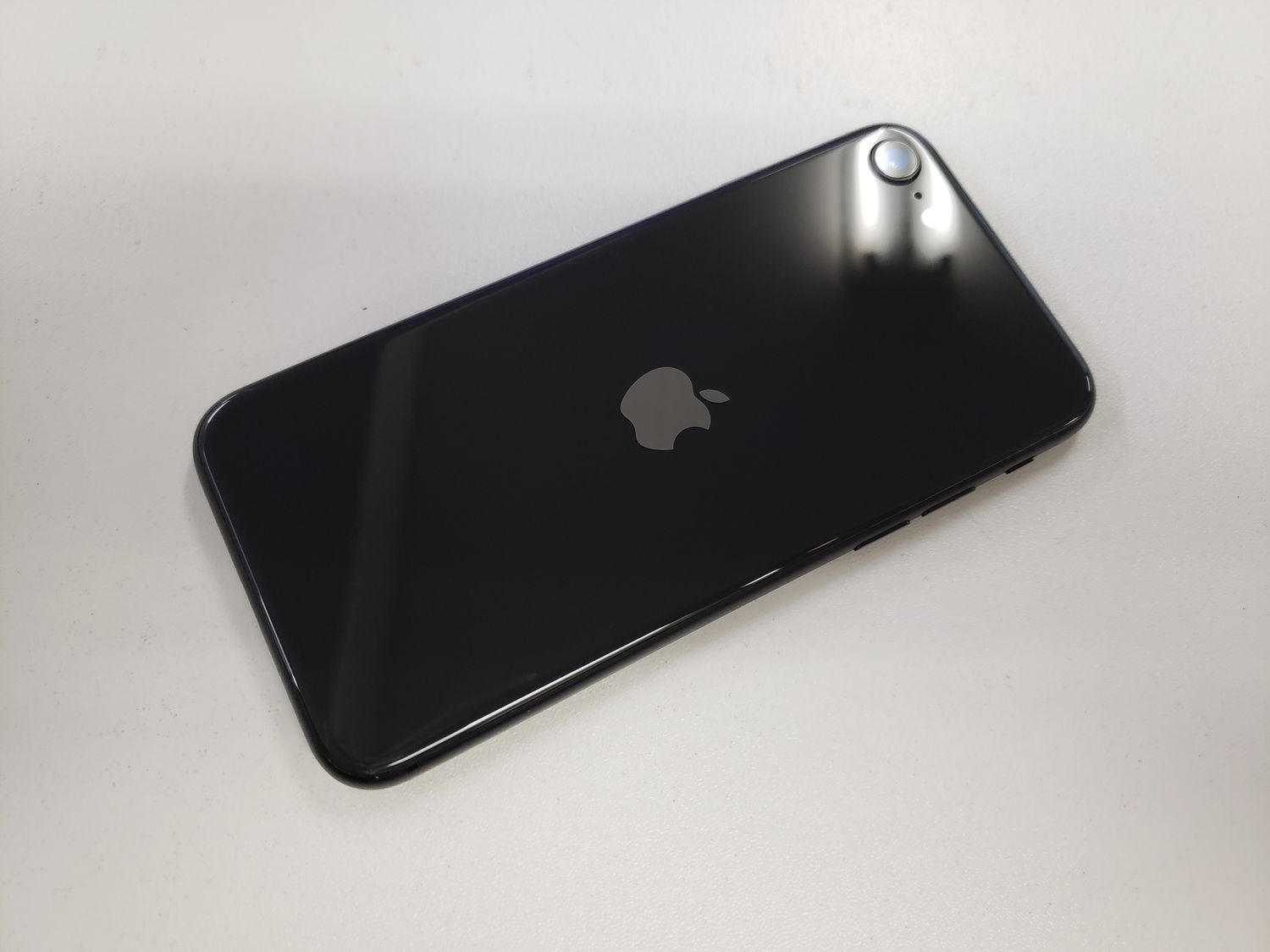 ムスビー｜☆赤ロム保証☆docomo iPhone SE 第2世代 64GB ブラック SIM  