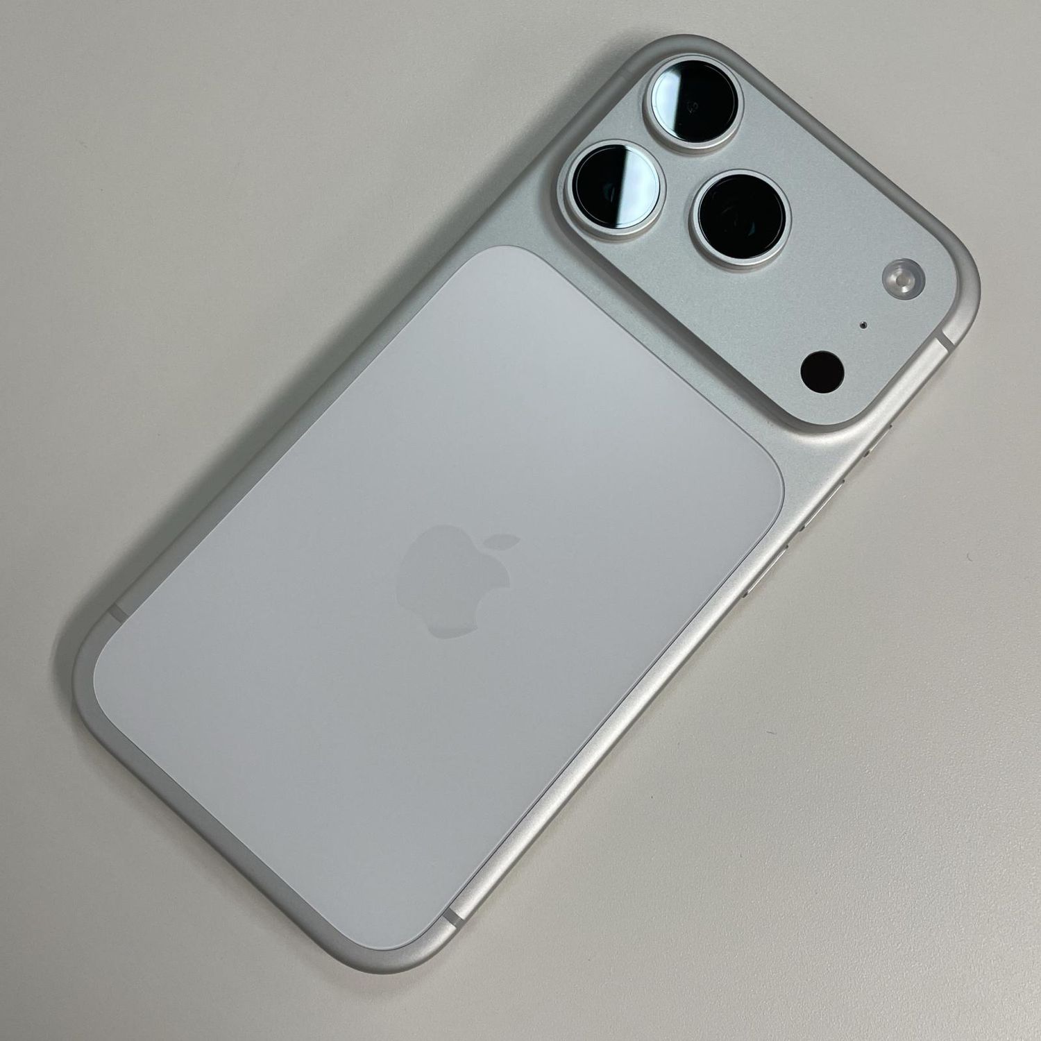ムスビー｜iPhone 17 Pro 256GB シルバー SIMロック解除済【iPhone17 