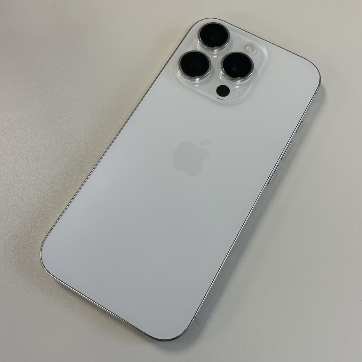 ムスビー｜☆利用制限〇☆ iPhone 16 Pro 256GB ホワイトチタニウム 