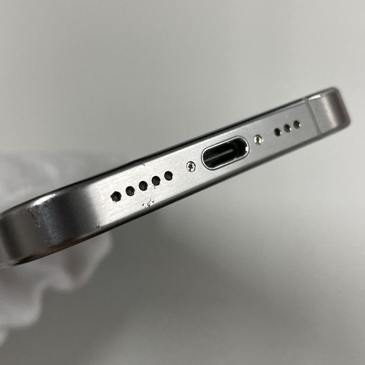 iPhone 15 Pro 256GB ホワイトチタニウム SIMロック解除済