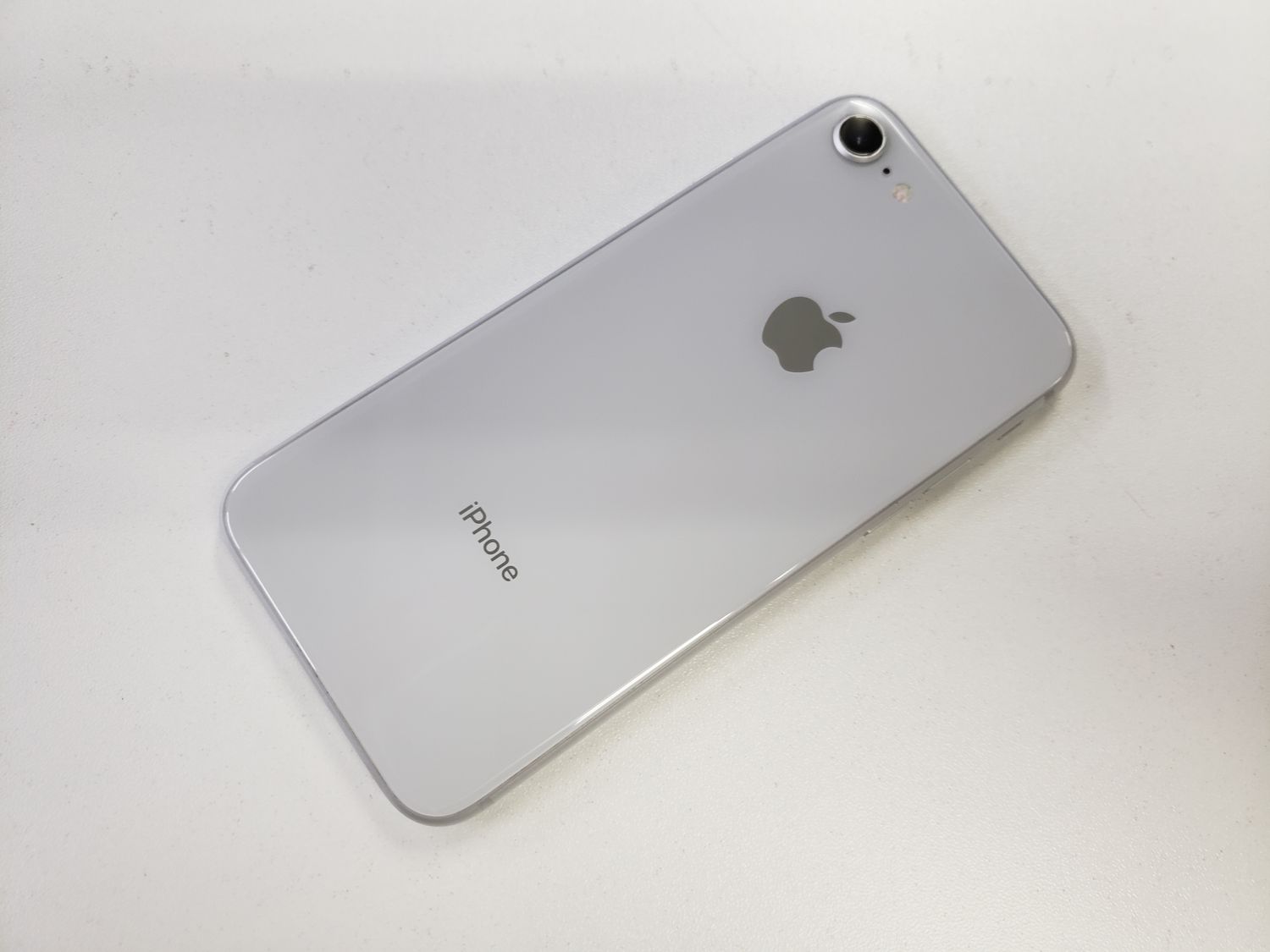 ムスビー｜☆赤ロム保証☆docomo iPhone 8 64GB シルバー SIMロック 