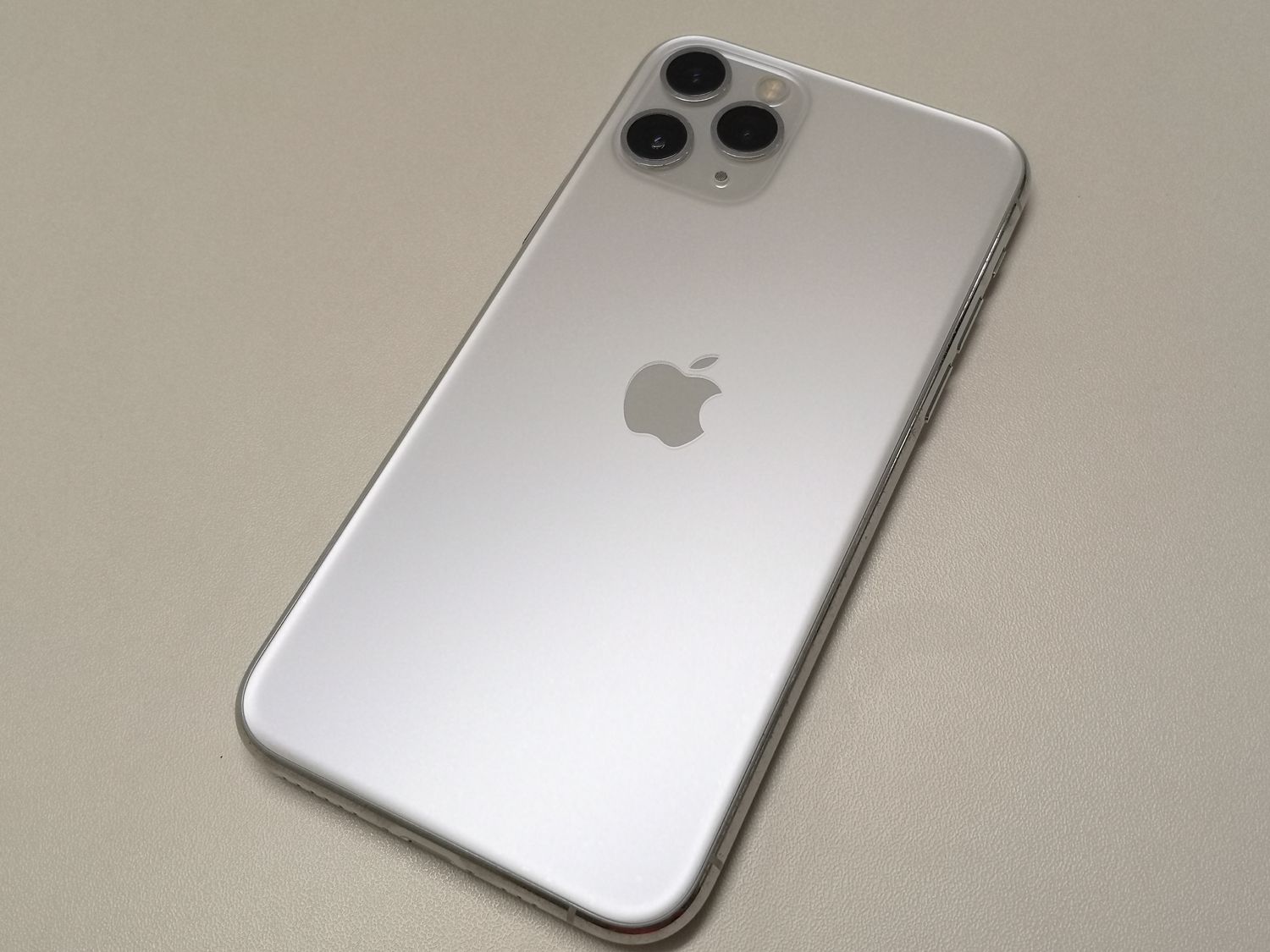 ムスビー｜☆赤ロム保証☆au iPhone 11 Pro 64GB シルバー SIMロック 