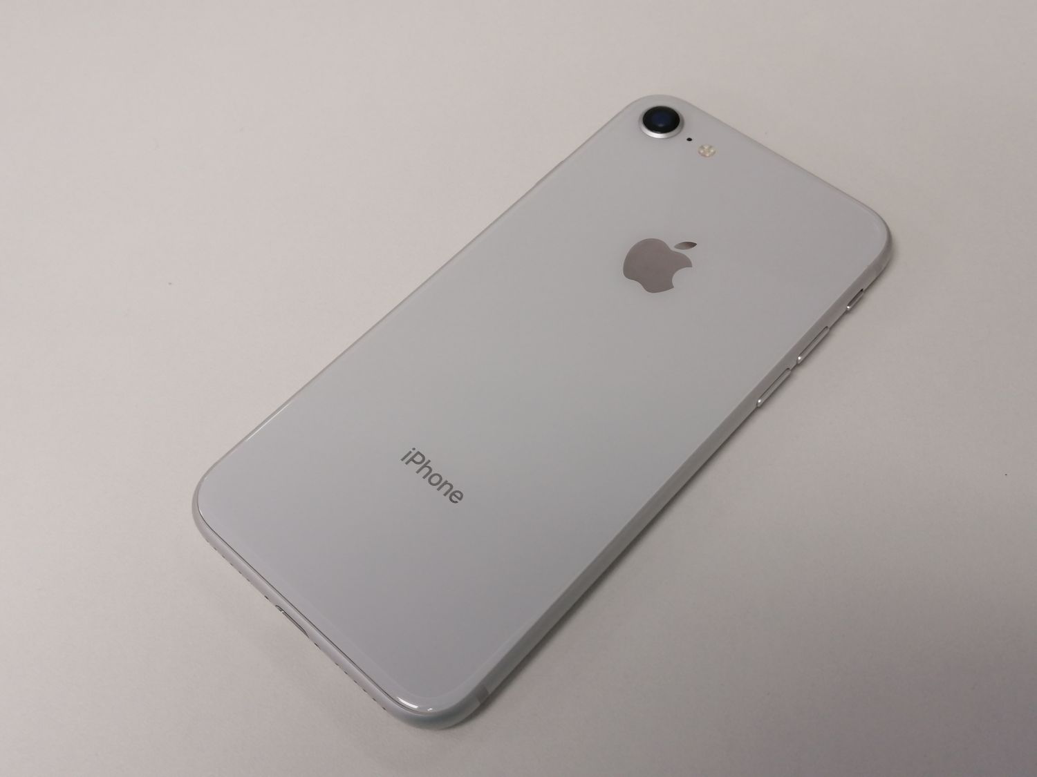 ムスビー｜☆利用制限○☆au iPhone 8 64GB シルバー SIMロック 