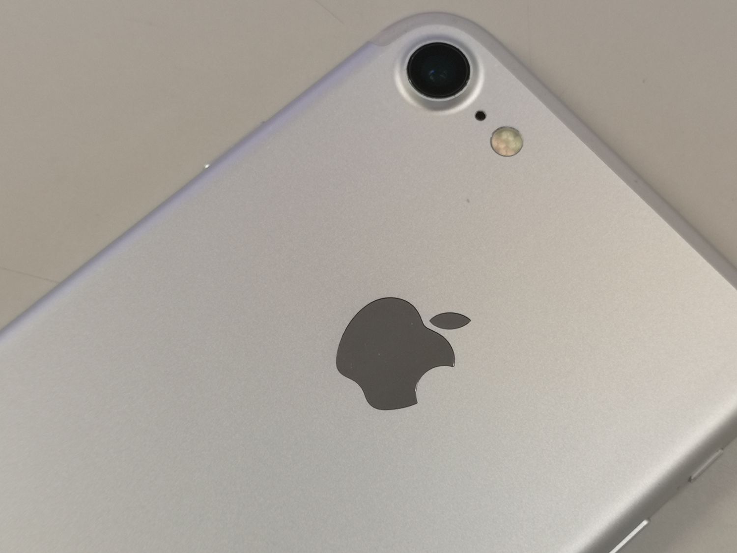 ムスビー｜☆利用制限〇☆docomo iPhone 7 32GB シルバー SIMロック  