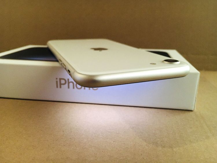 ���ʢ��Хåƥ꡼100�� iPhoneSE3 64GB Starlight SIM�ե꡼��33