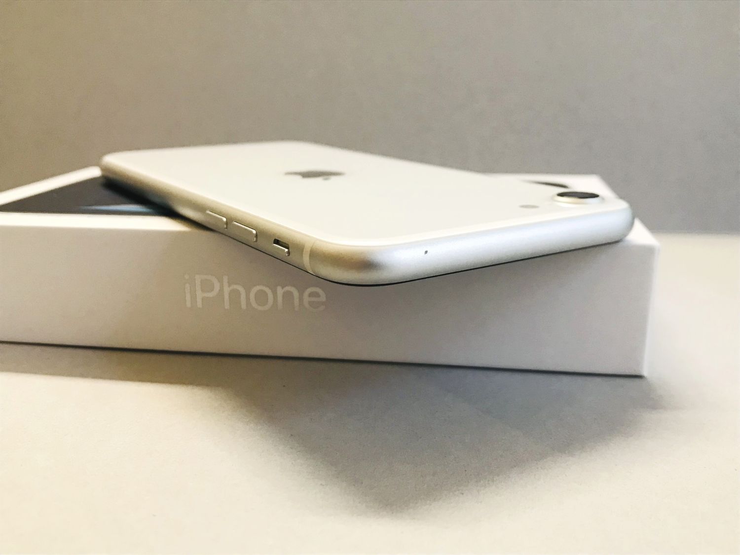 ムスビー｜超美品 iPhoneSE 第2世代 64GB White SIMフリー【iPhone SE