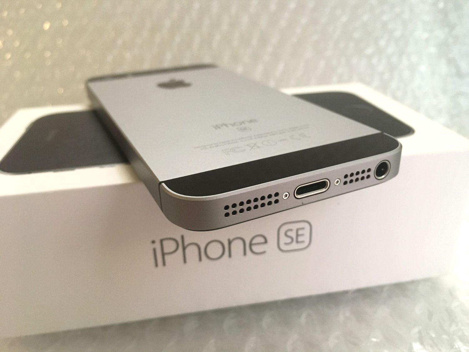 59　わりと美品　液晶&電池新品100％　iPhoneSE 　16GB 　フリー Apple iPhone SE (第1世代) 16GB SIMフリー [スペースグレイ