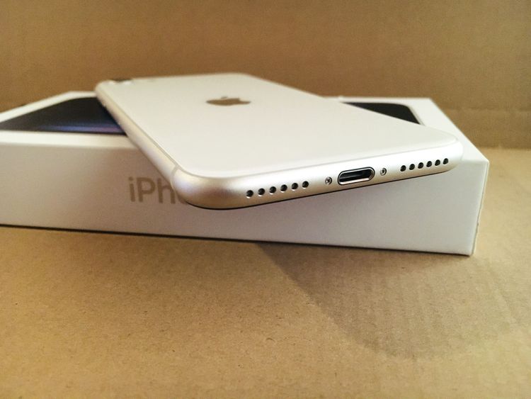 ���ʢ��Хåƥ꡼100�� iPhoneSE3 64GB Starlight SIM�ե꡼��33