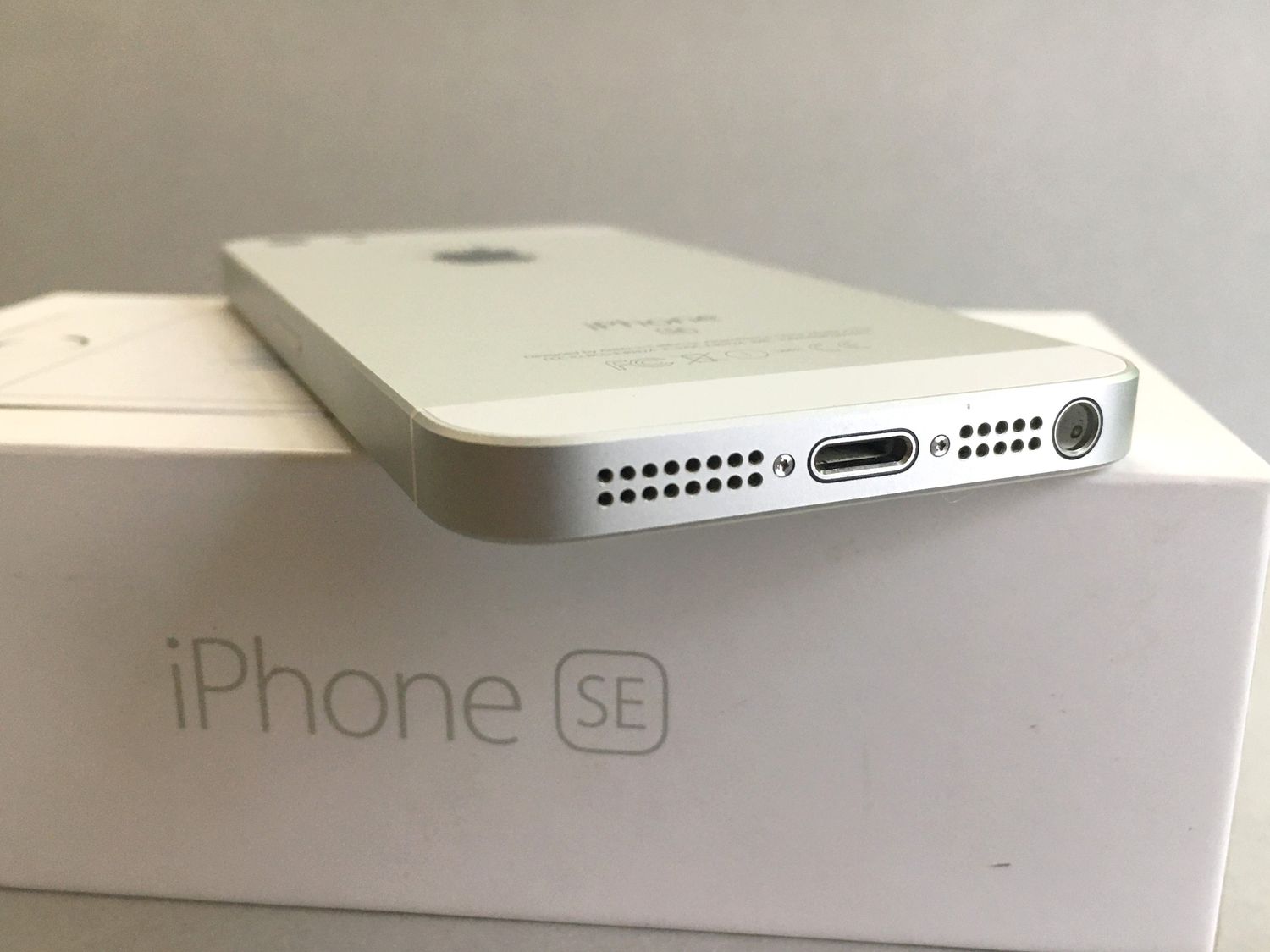 ムスビー｜美品 電池100％ iPhoneSE 128GB Silver SIMフリー【iPhone