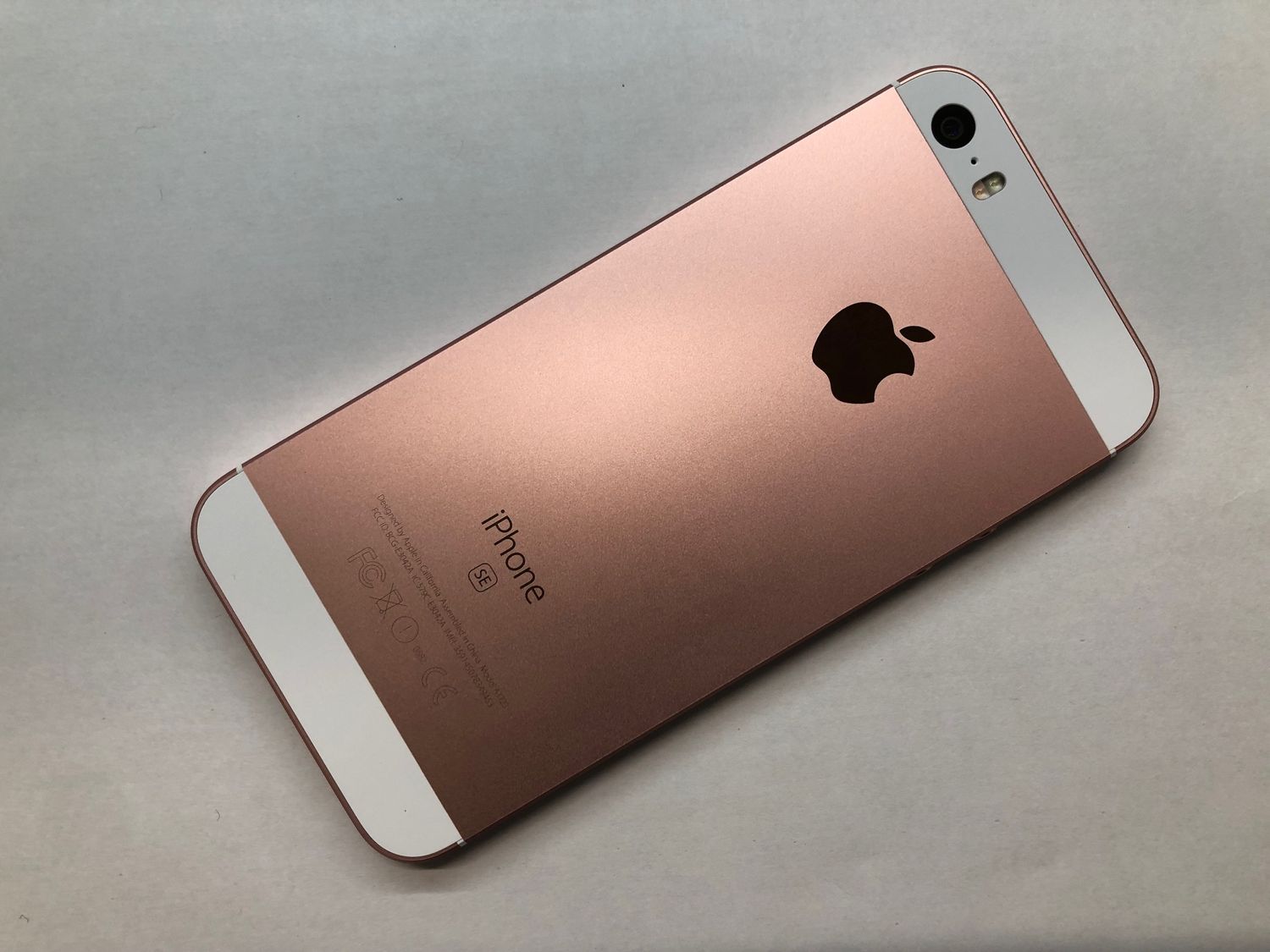 ムスビー｜♪SIMロック解除済 docomo iPhone SE 64GB ローズゴールド 