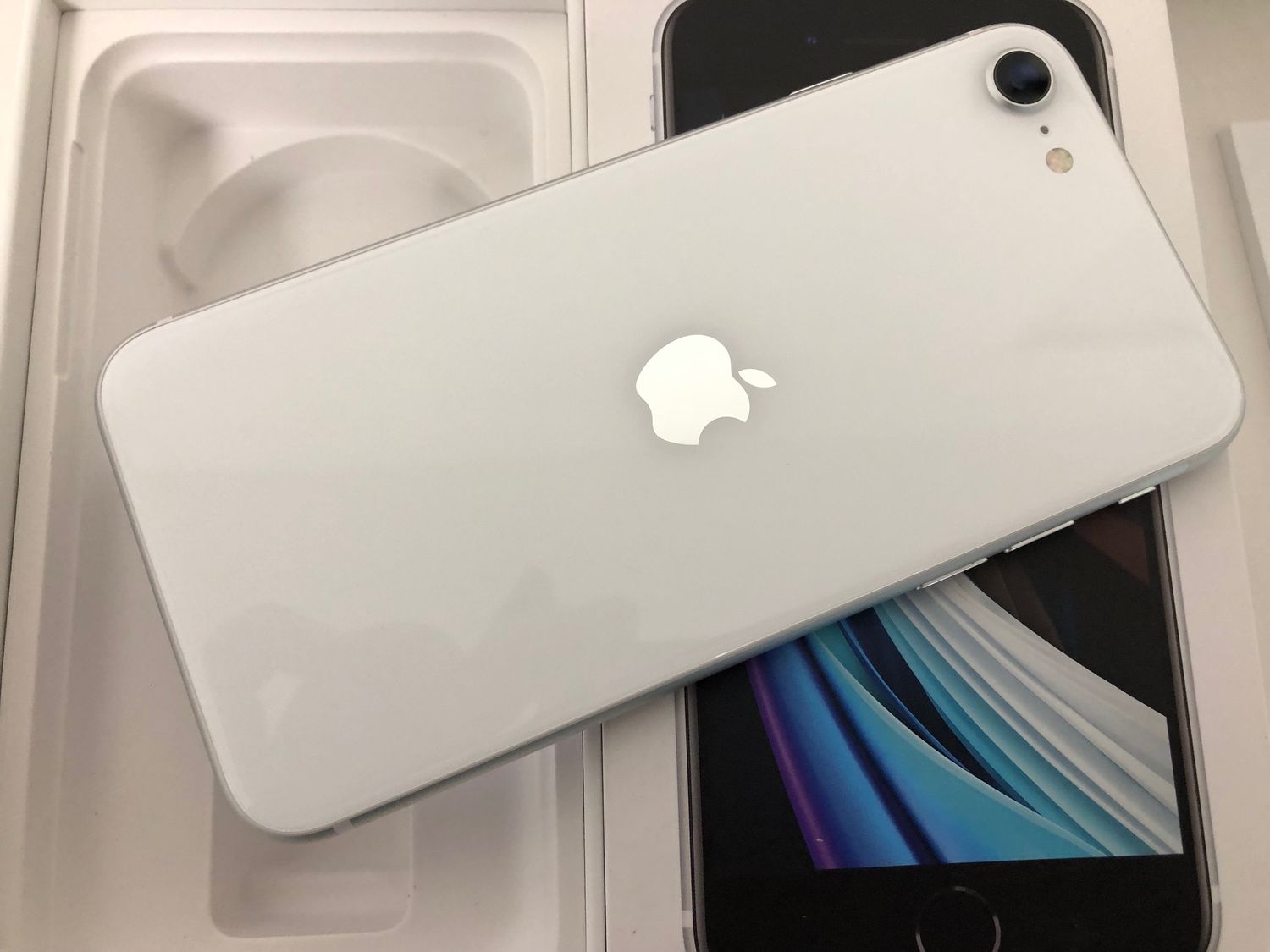 ムスビー｜♪SIMロック解除済 iPhone SE(第2世代) 64GB ホワイト 中古  