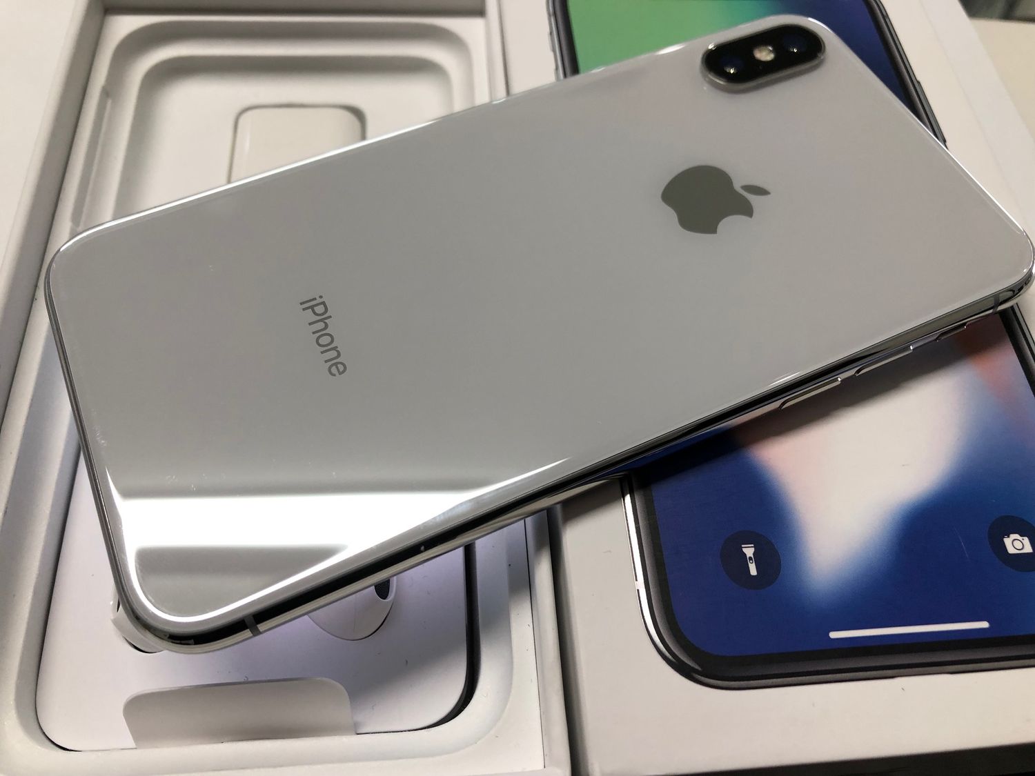 ムスビー｜♪SIMロック解除済 docomo iPhone X 64GB シルバー 中古品  