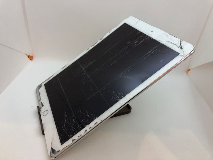 iPad 4台まとめ売りA2197 A2270 A1823ジャンク ムスビー｜☆ジャンクiPad三台（iPad Pro+iPad Air（二台））おまとめ