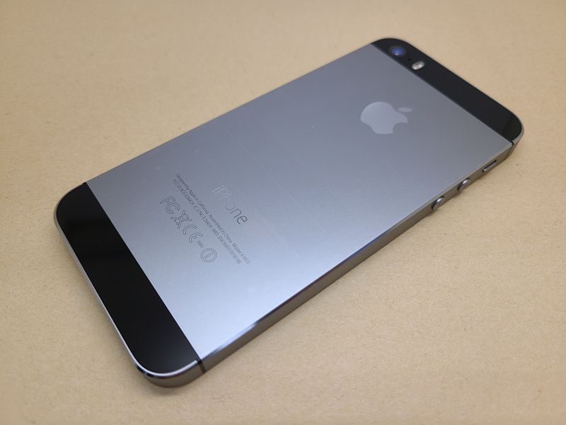 ムスビー｜白ロム docomo iPhone 5S 16GB 美品 80％ 充電ケーブル付 