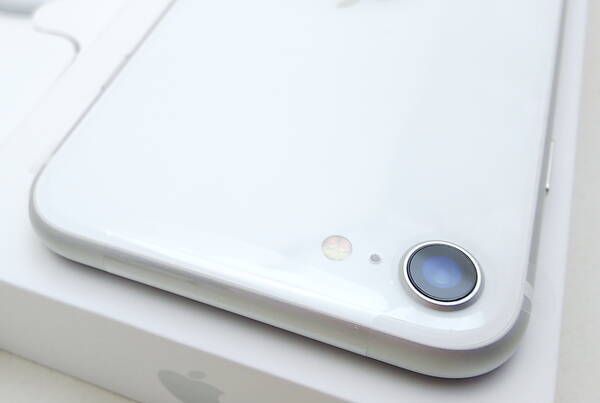 091 iPhone SE第2世代 256Gホワイト/シムフリー/新品バッテリー  