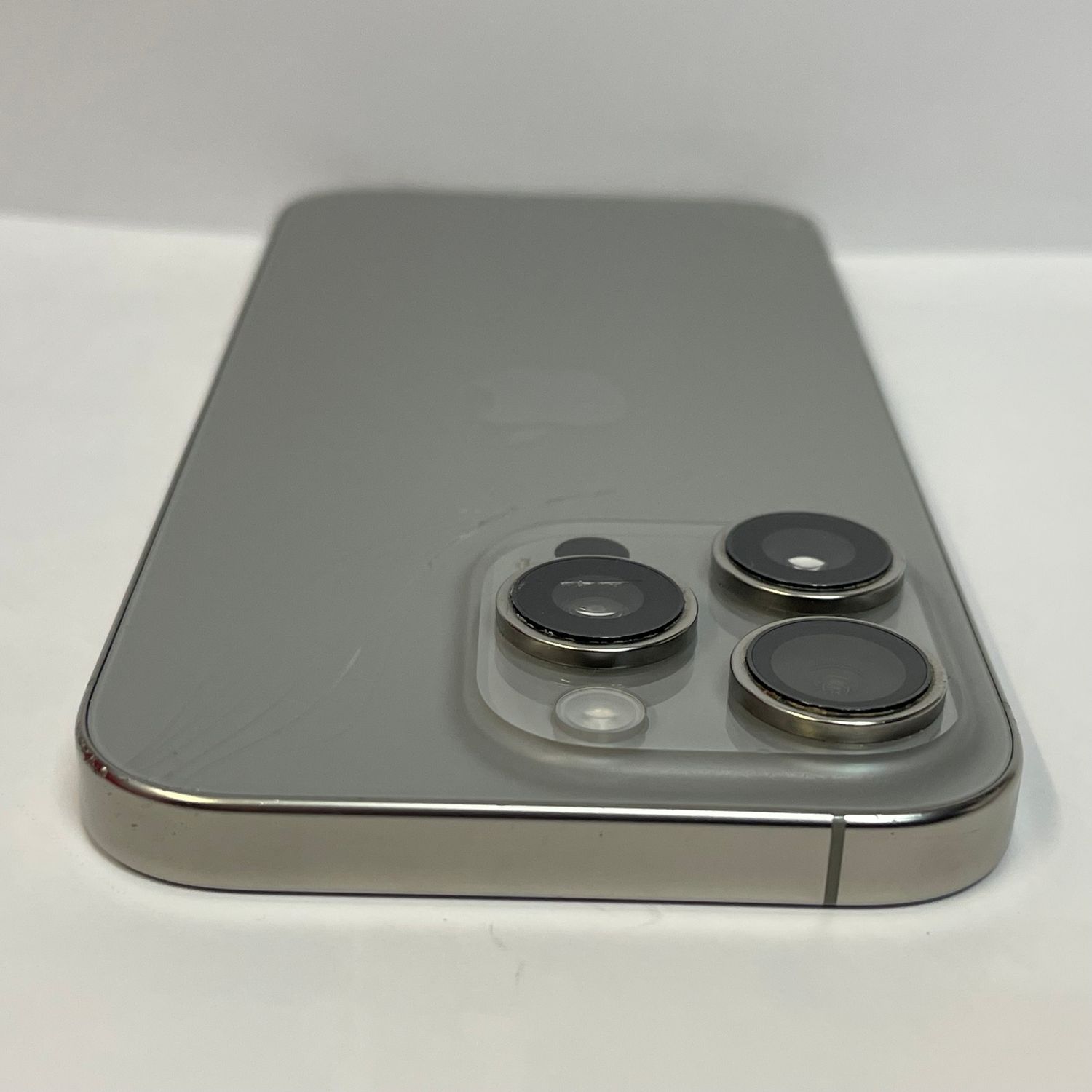 ムスビー｜☆スタモバ☆電池100% iPhone16Pro 128GB 背面割れ 動作正常