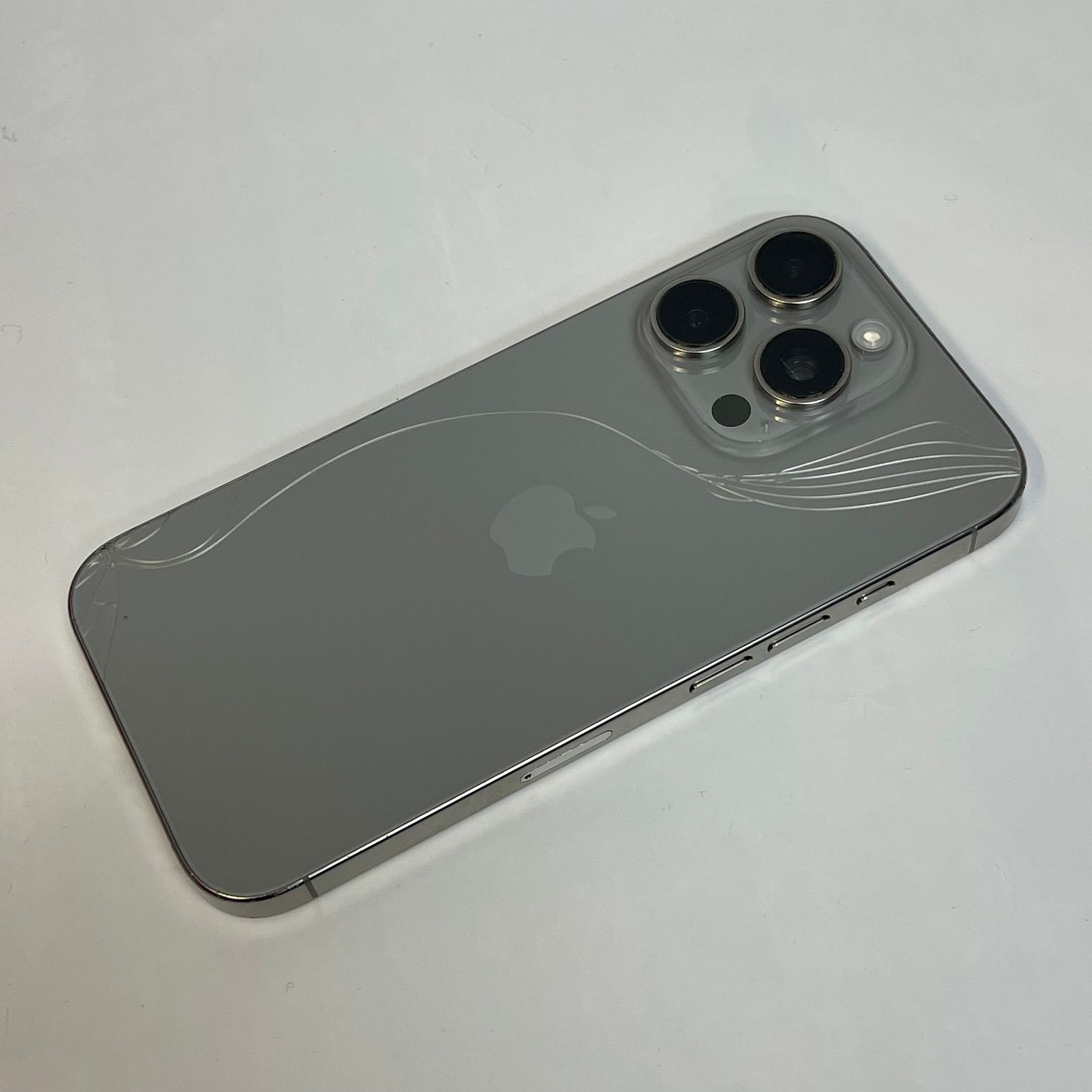 ムスビー｜☆スタモバ☆電池100% iPhone16Pro 128GB 背面割れ 動作正常