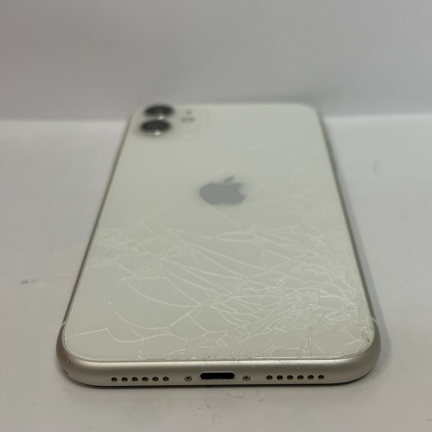 iPhone 11 ホワイト 背面ひび割れあり iPhone 11 ホワイト 本体 背面