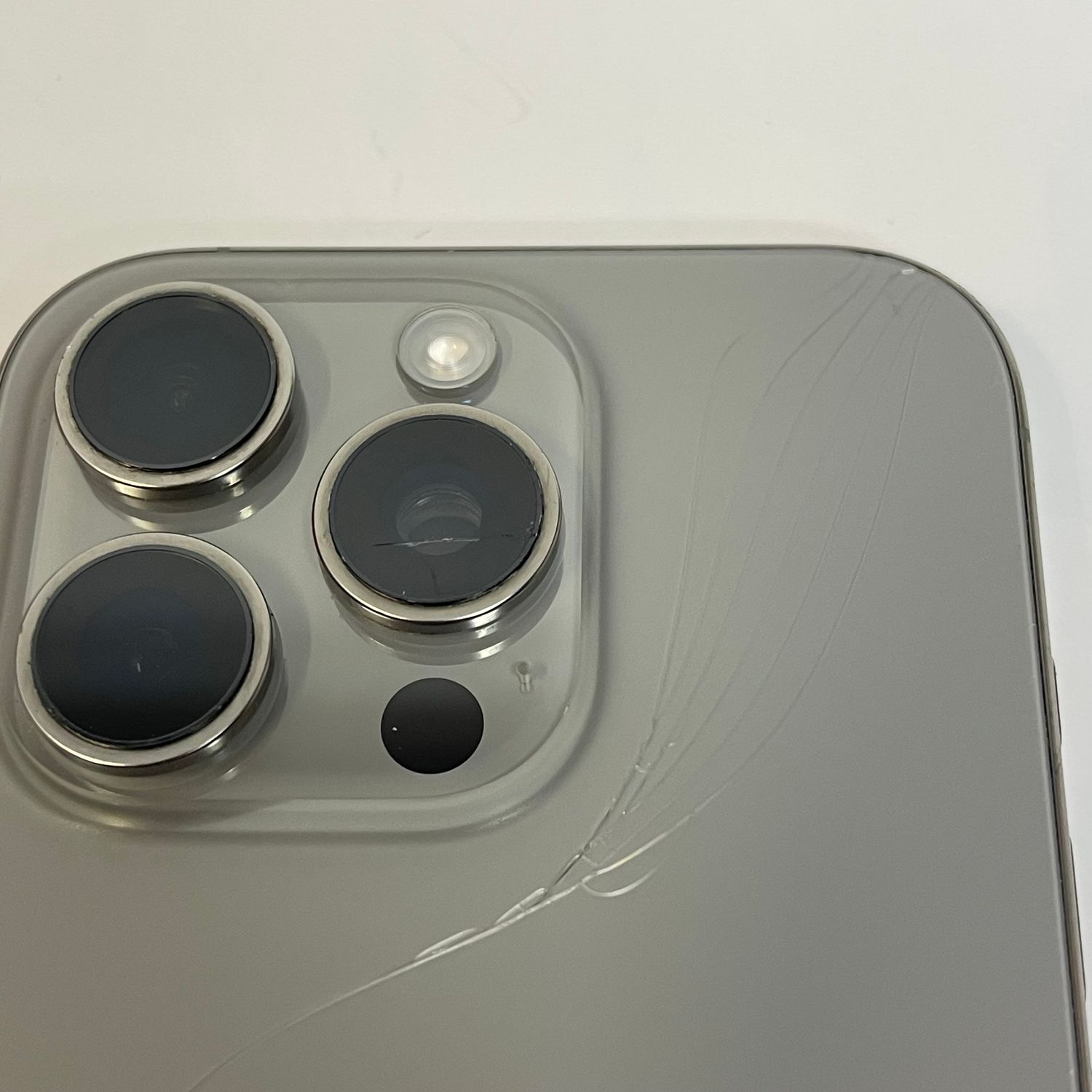 ムスビー｜☆スタモバ☆電池100% iPhone16Pro 128GB 背面割れ 動作正常