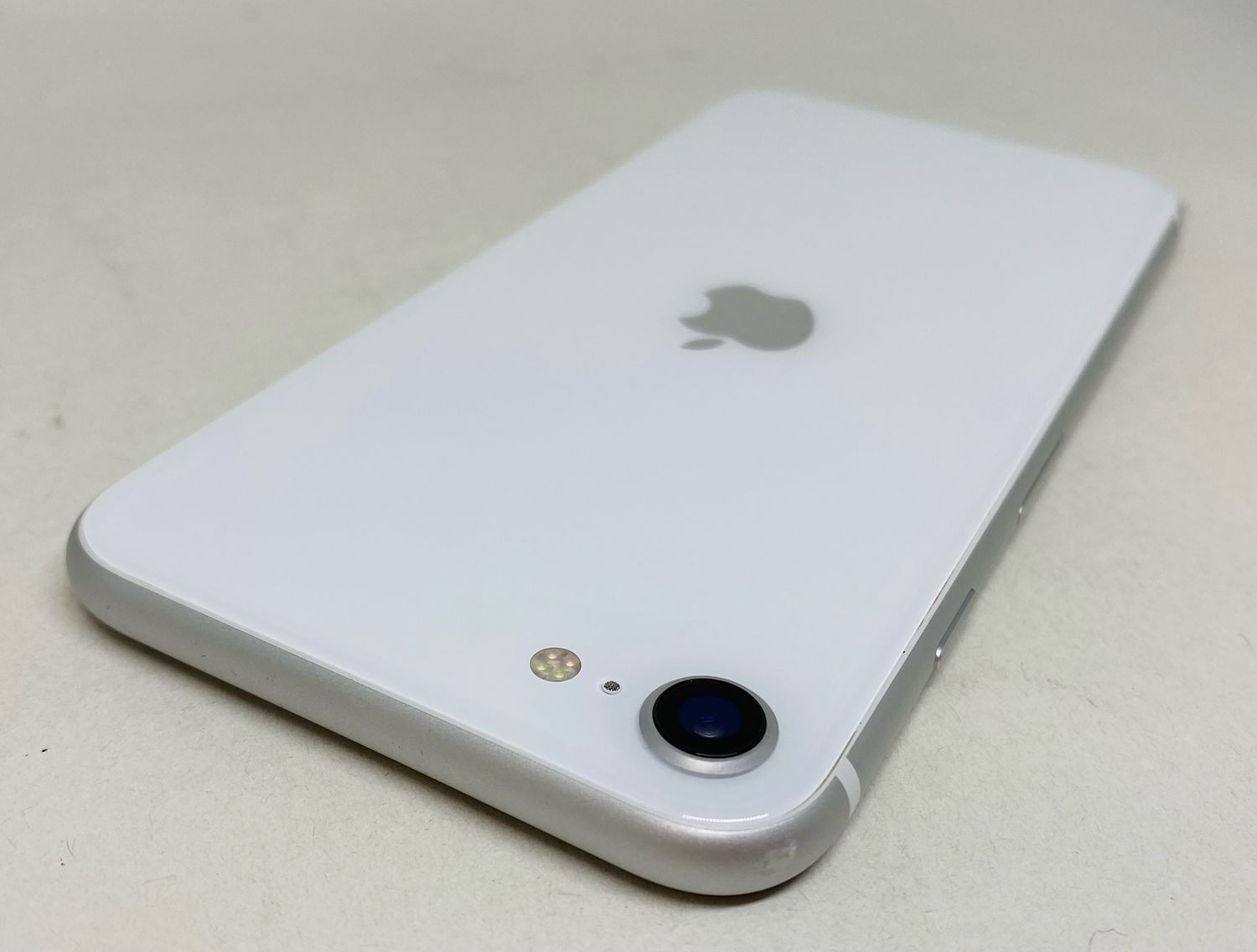 Apple iPhoneSE ホワイト本体 Amazon | Apple iPhone SE (128GB) - ホワイト(第2世代)SIM