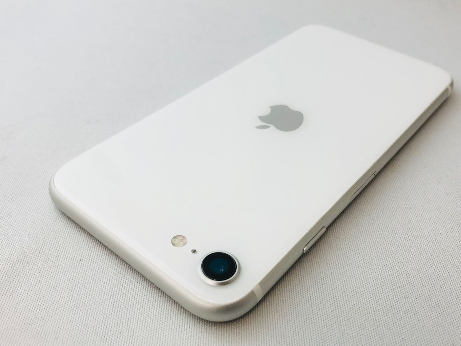 現在取引可能【新品】iphone SE 第2世代 64GB 白ホワイト SIMロック解除済 