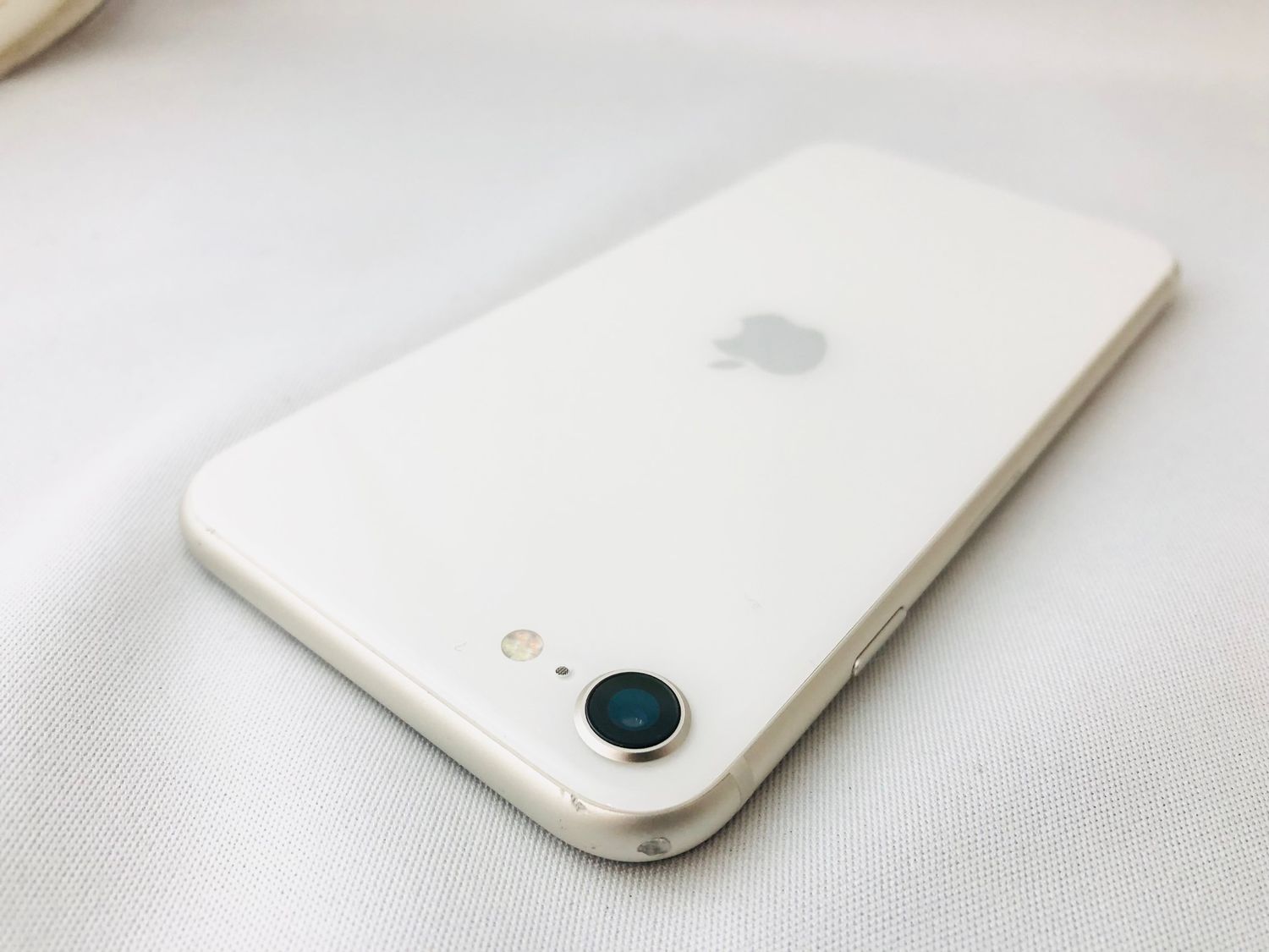 ムスビー｜B/t95% 4051014D【美品】iPhoneSE第3世代 64GB(スターライト 