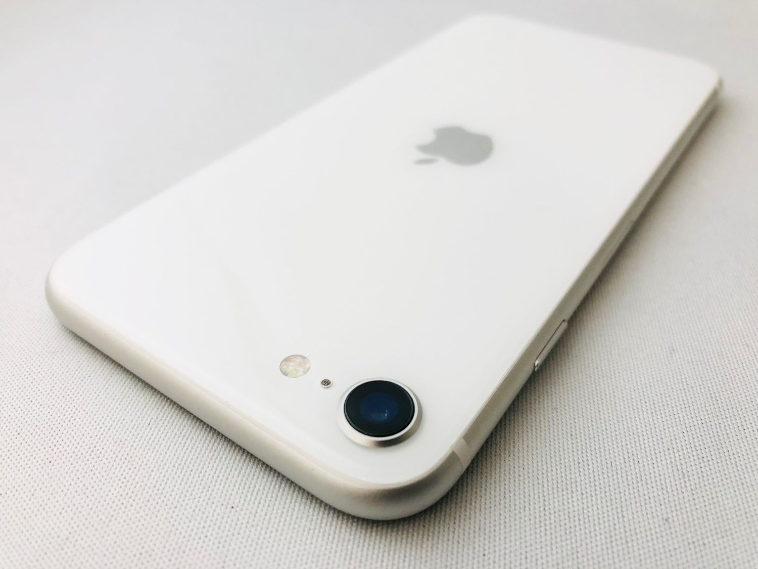 ムスビー｜B/t91% 3041008D【超美品】iPhoneSE第2世代 64GB(ホワイト  