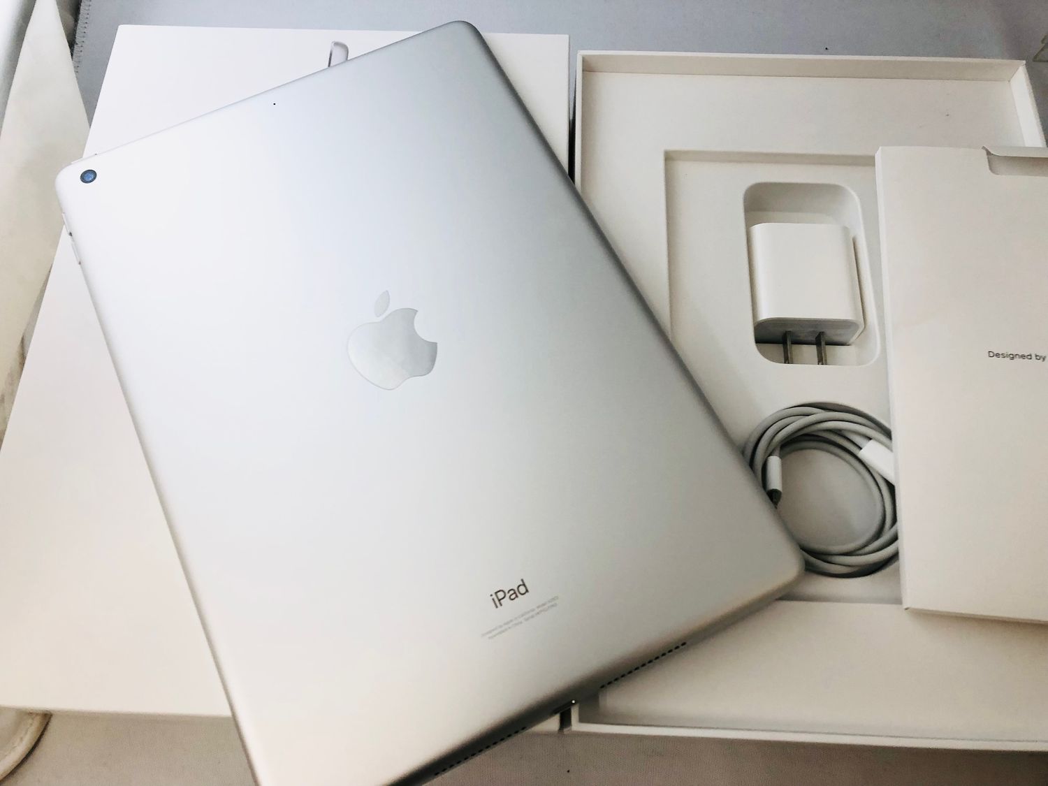 美品 iPad 第9世代 よき WiFiモデル 64GB シルバー
