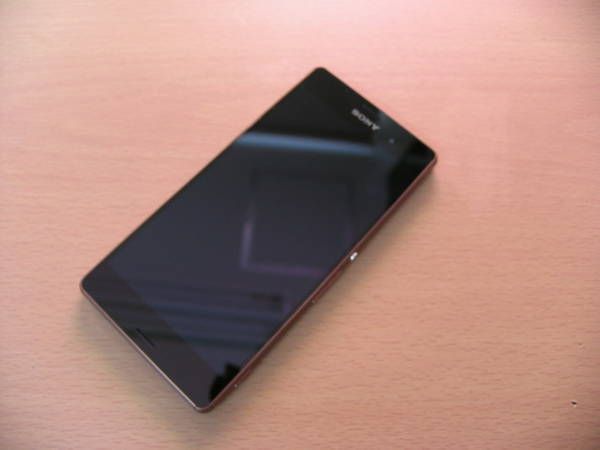 �� au  2014����ǥ� Xperia Z3 SOL26�� ���åѡ���