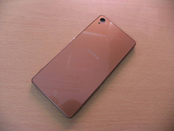 �� au  2014����ǥ� Xperia Z3 SOL26�� ���åѡ���