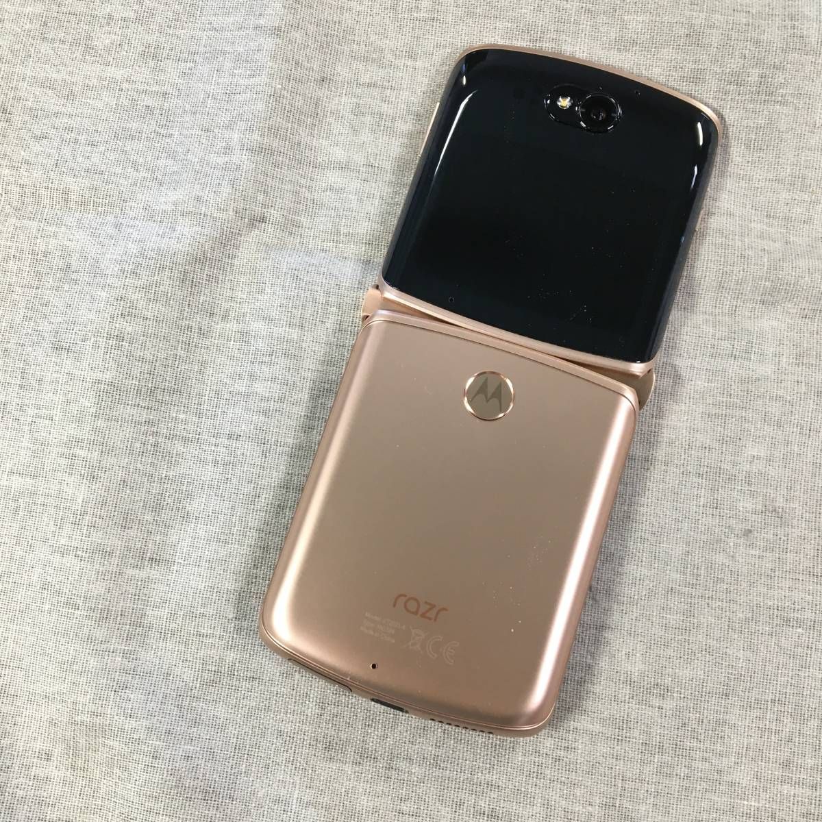 ムスビー｜motorola razr 5G ブラッシュゴールド 折り畳み SIMフリー  