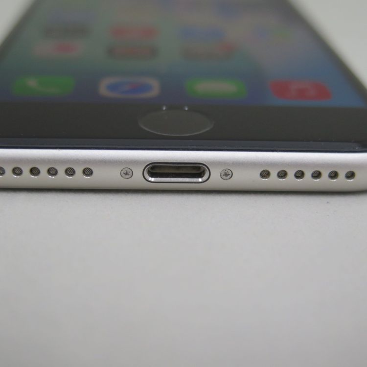 iPhone SE 3 ��3���� 64GB �������饤�� docomo SIM���å�����������