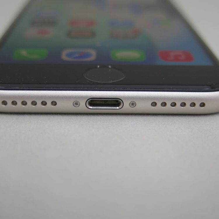 iPhone SE 3 ��3���� 64GB �������饤�� docomo SIM���å�����������