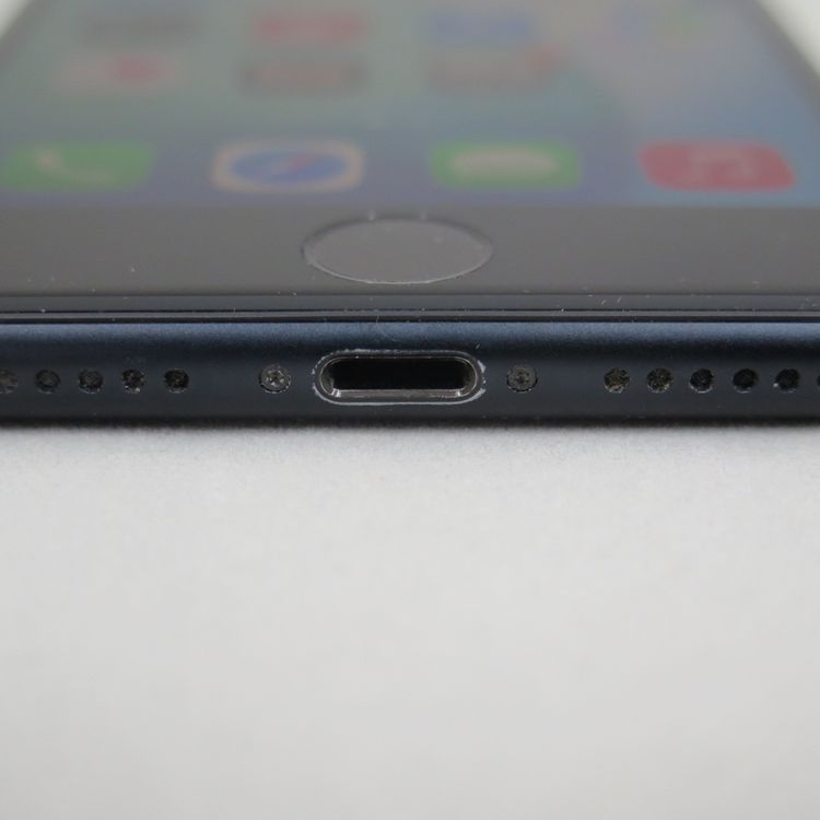 iPhone SE 3 ��3���� 64GB �ߥåɥʥ��� docomo SIM���å�����������