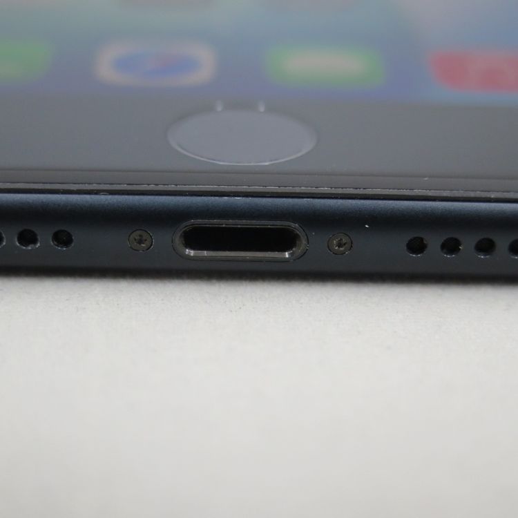 iPhone SE 3 ��3���� 64GB �ߥåɥʥ��� docomo SIM���å�����������