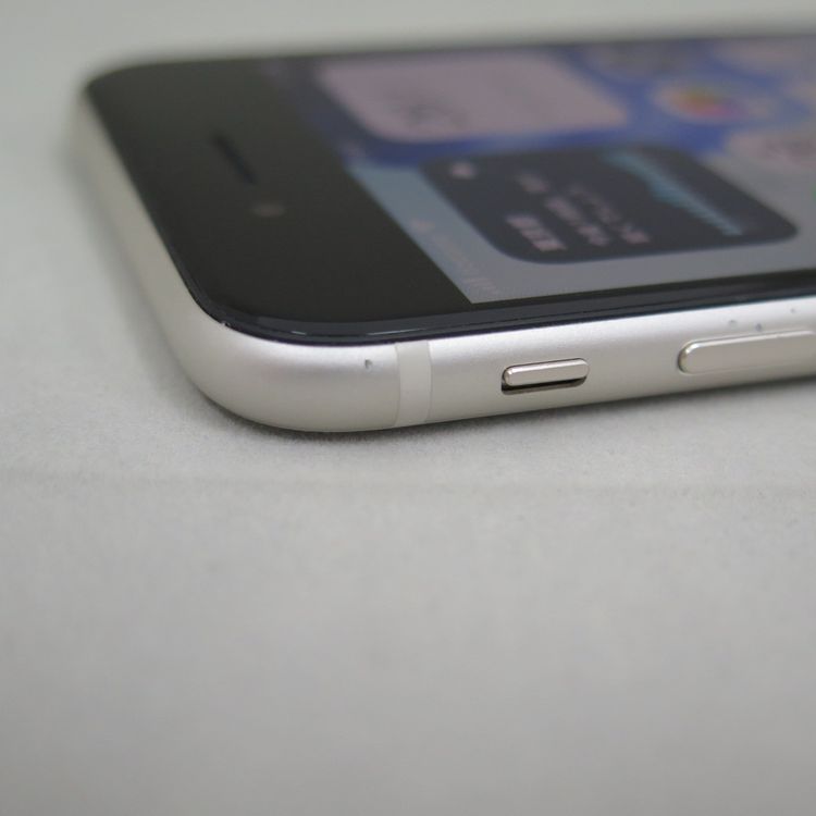 iPhone SE 3 ��3���� 64GB �������饤�� docomo SIM���å�����������