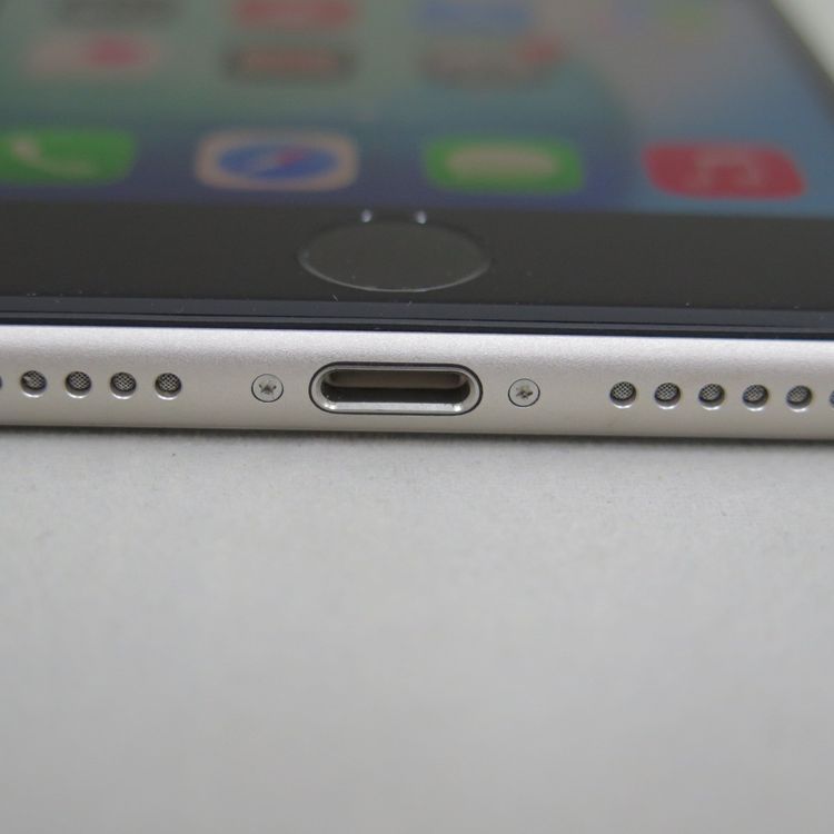 iPhone SE 3 ��3���� 64GB �������饤�� docomo SIM���å�����������