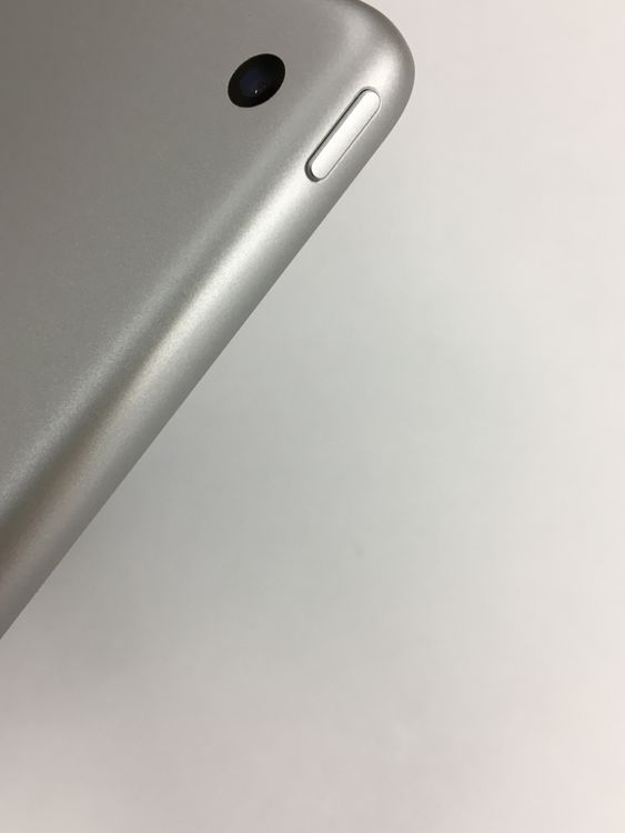 �ڥ�Х���BOX������ Apple iPad ��8���� 32GB WiFi��ǥ� ����С�