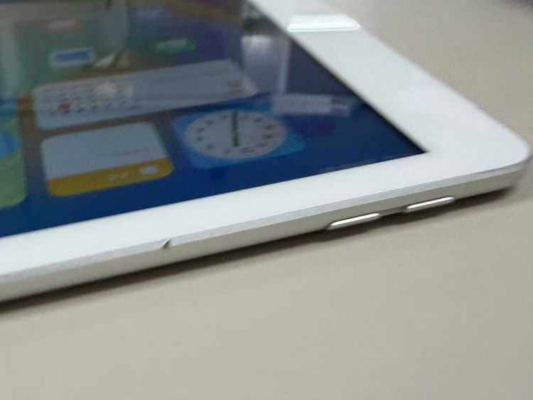 ����9��% SIM�ե꡼iPad (��5����) 32GB ����С�