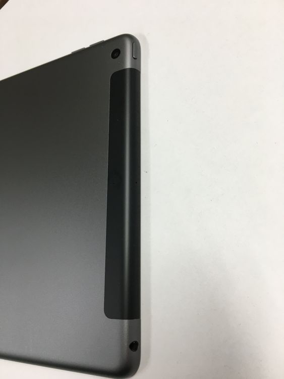 �ڥ�Х���BOX�۳������� ����69�� SIM�ե꡼ Apple iPad ��8���� 32GB