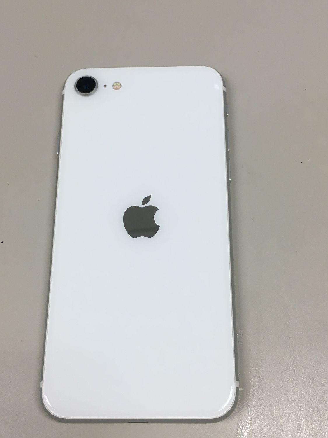 ムスビー｜モバイルBOX】極美品 電池83％ SIMフリー iPhone SE(第2世代 