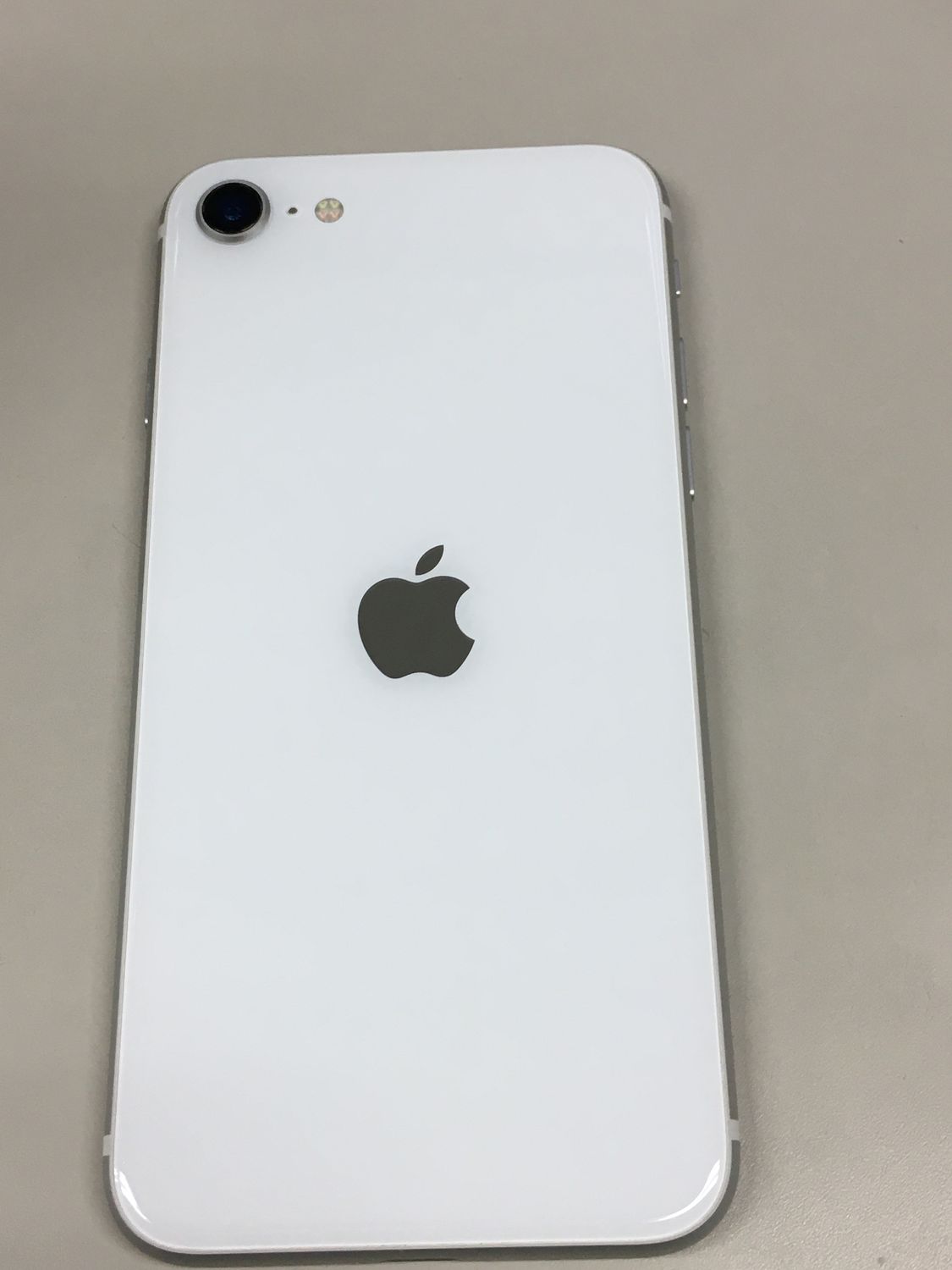 9372 美品 電池良好 iPhoneSE 16GB SIMフリー Apple バッテリー90%以上 iPhone SE 第2世代 64GB 中古 Aランク