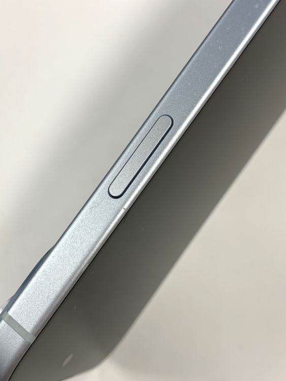 �ڥ�Х���BOX�� ����84%SIM�ե꡼ iPhone15 128GB �֥롼